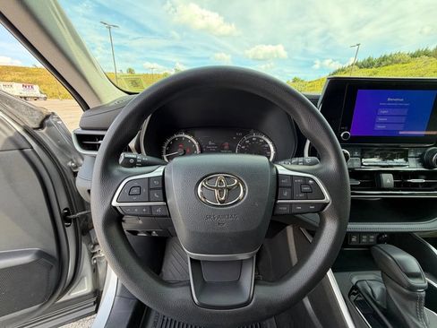 Used 2023 Toyota Highlander L AWD/4WD image 33