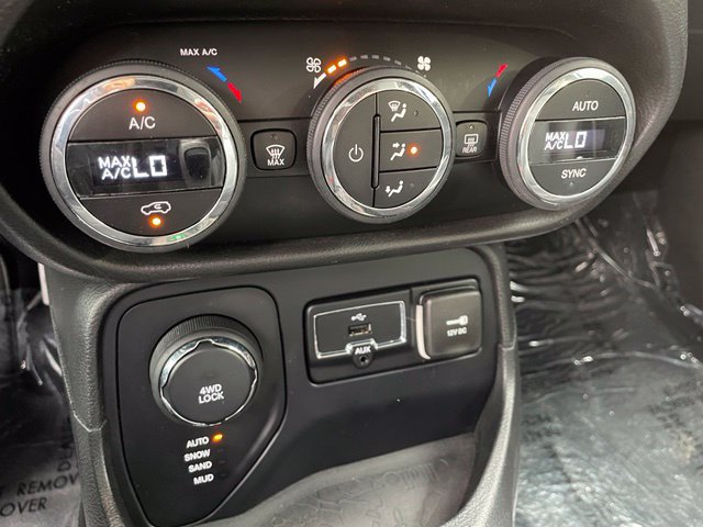 Used 2016 Jeep Renegade Limited AWD/4WD image 19