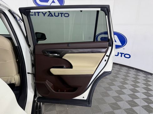 Used 2020 Toyota Highlander Limited image 14