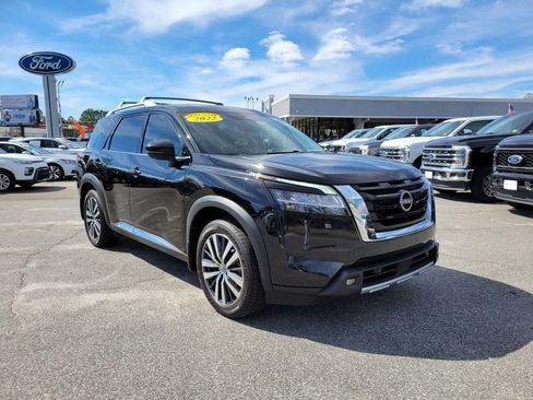 Used 2022 Nissan Pathfinder Platinum w/ Cargo Package image 7