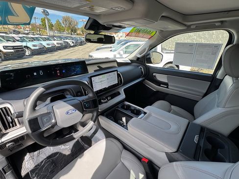 Used 2025 Ford Expedition Active image 18