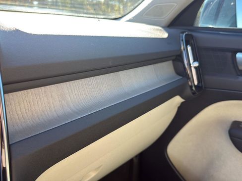 Used 2023 Volvo XC40 B5 Plus w/ Protection Package Premier image 18