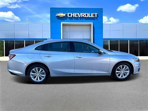 Used 2022 Chevrolet Malibu LT image 2