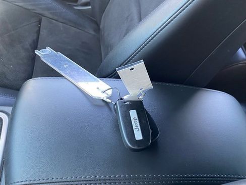 Used 2021 Jeep Grand Cherokee Laredo X image 29