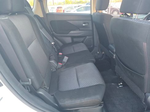 Used 2014 Mitsubishi Outlander SE image 21