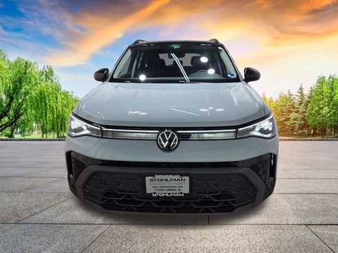 Certified 2025 Volkswagen Taos SE image 9