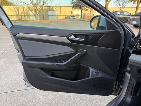Used 2025 Volkswagen Jetta SE image 18