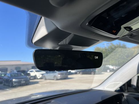 Certified 2025 Volkswagen Tiguan SE image 24