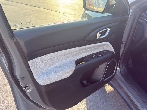 Used 2023 Jeep Compass Latitude image 10