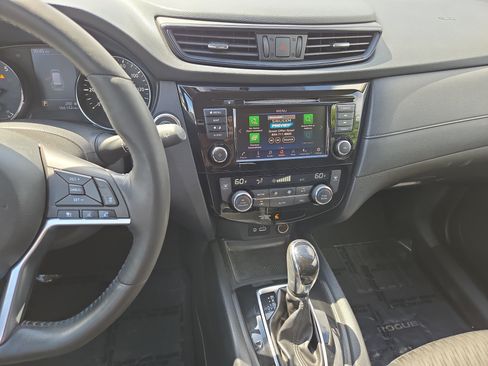 Used 2018 Nissan Rogue SV w/ Premium Package FWD image 22