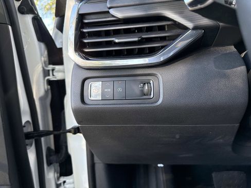 Used 2025 GMC Acadia Elevation image 32