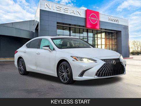 Used 2024 Lexus ES 300h w/ Premium Package image 2