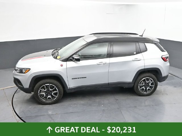 Used 2025 Jeep Compass Trailhawk AWD/4WD image 41