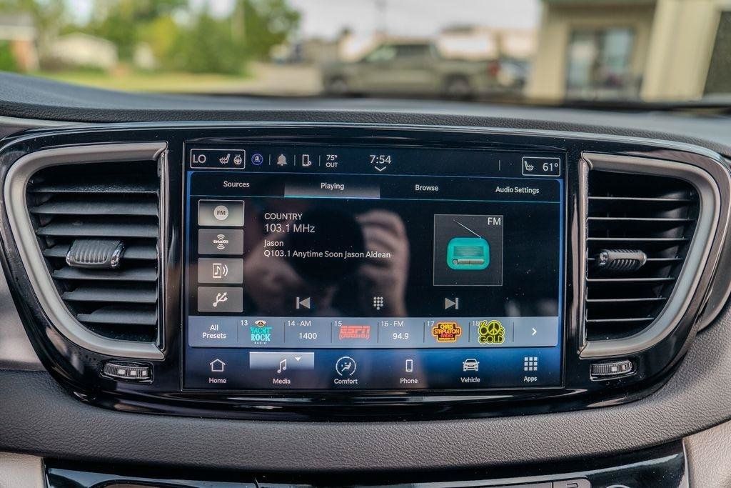 Used 2024 Chrysler Pacifica Touring-L FWD image 29