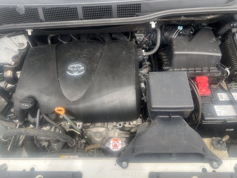 Used 2019 Toyota Sienna SE w/ Carpet Mat Package FWD image 16