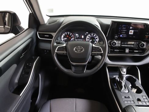 Used 2024 Toyota Highlander LE image 17