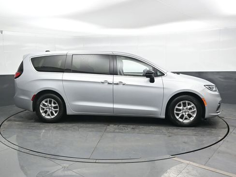 Used 2024 Chrysler Pacifica Touring-L FWD image 5