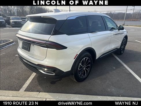 Used 2024 Lincoln Nautilus Premier image 8