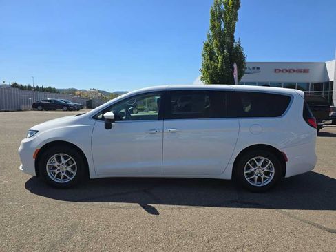 Used 2023 Chrysler Pacifica Touring-L FWD image 2
