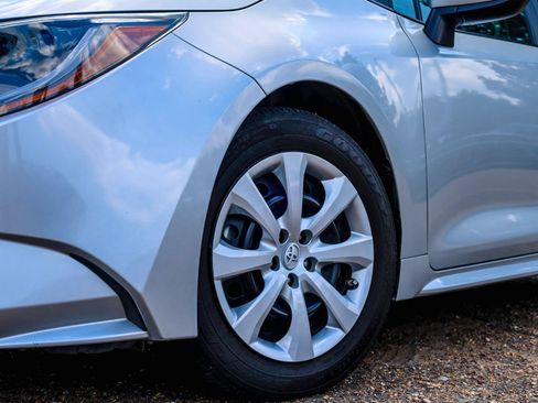 Used 2021 Toyota Corolla LE FWD image 2