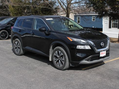 Used 2023 Nissan Rogue SV image 3