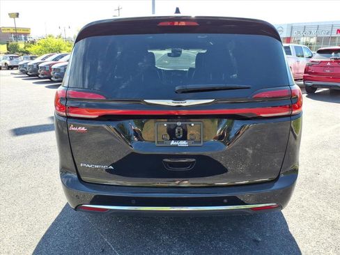 Used 2025 Chrysler Pacifica Select FWD image 6