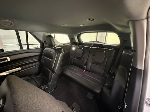 Used 2022 Ford Explorer XLT w/ Equipment Group 202A AWD/4WD image 17