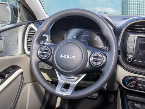 Used 2023 Kia Soul LX image 19