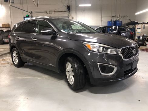 Used 2018 Kia Sorento LX image 2