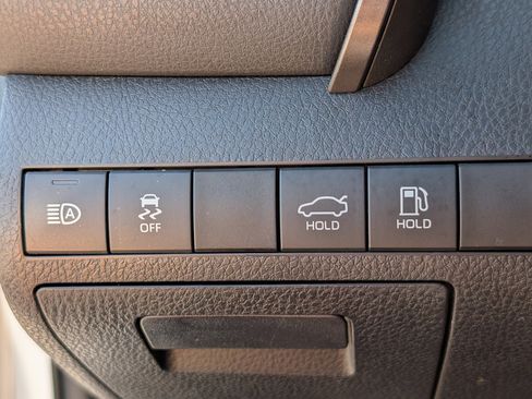Used 2020 Toyota Camry LE FWD image 18