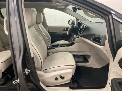 Used 2021 Chrysler Pacifica Limited w/ Uconnect Theater Family Group image 28