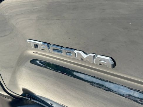 Used 2019 Toyota Tacoma SR5 AWD/4WD image 15