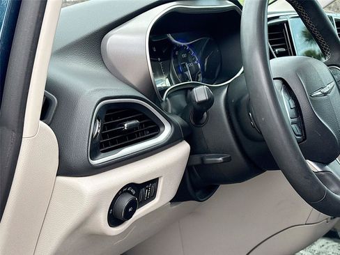 Used 2023 Chrysler Pacifica Touring-L FWD image 10