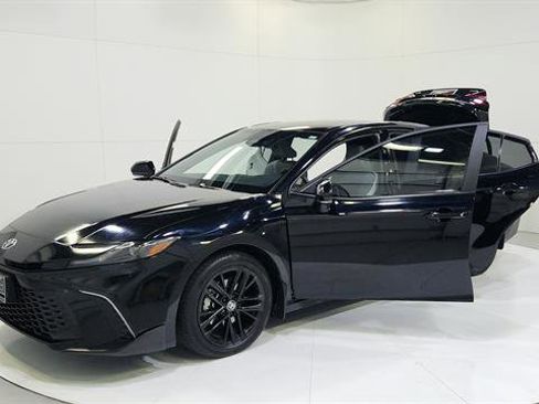 Used 2025 Toyota Camry SE w/ Convenience Package FWD image 30