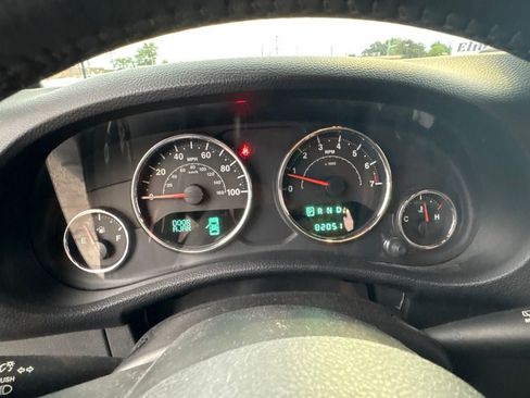 Used 2014 Jeep Wrangler Unlimited Sahara w/ Connectivity Group AWD/4WD image 10