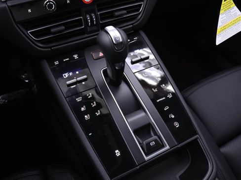 Used 2026 Porsche Macan AWD/4WD image 16