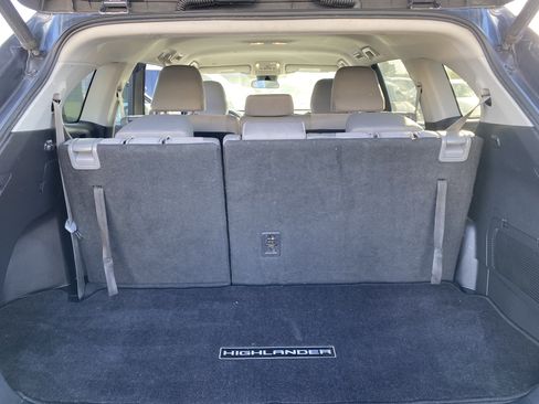 Used 2020 Toyota Highlander LE FWD image 18