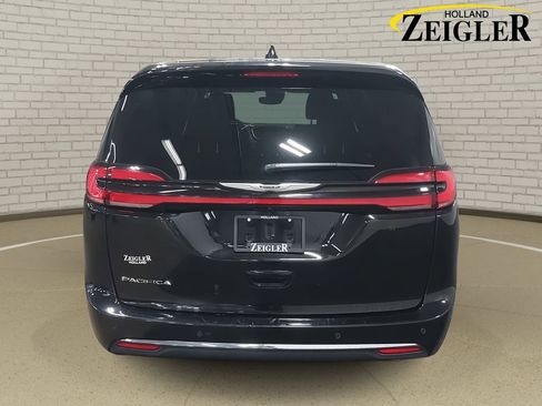 Used 2025 Chrysler Pacifica Select image 6