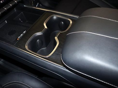 Used 2024 GMC Acadia Elevation image 24