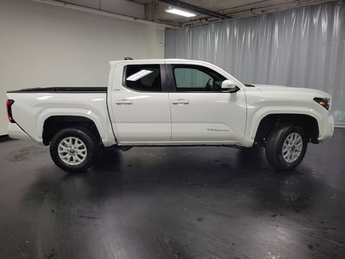 Used 2025 Toyota Tacoma SR5 AWD/4WD image 9