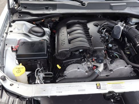 Used 2010 Chrysler 300 Touring image 35