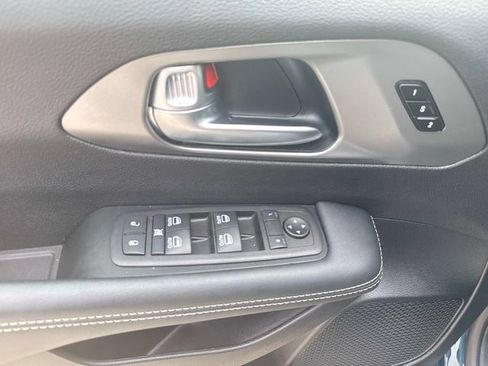 Used 2025 Chrysler Pacifica Select AWD/4WD image 12