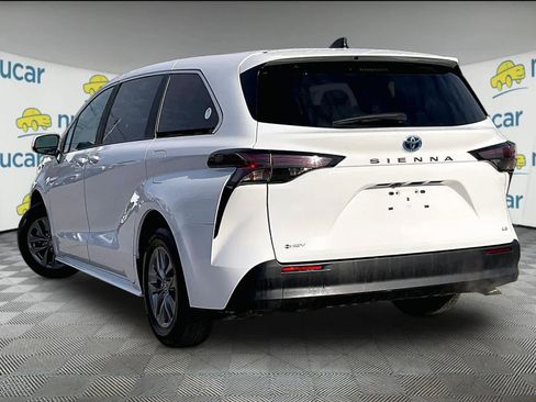 Used 2025 Toyota Sienna LE image 4