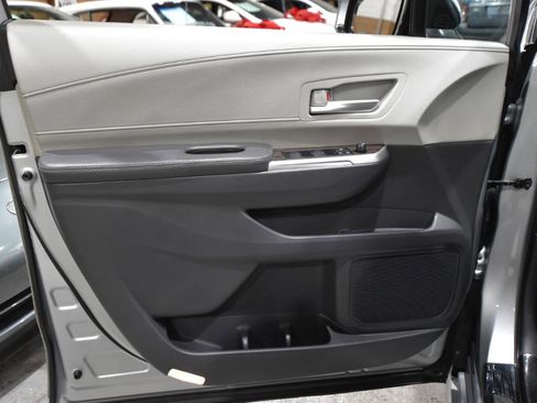 Used 2022 Toyota Sienna XLE image 11