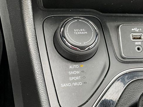 Used 2021 Jeep Cherokee Limited w/ Elite Package image 27