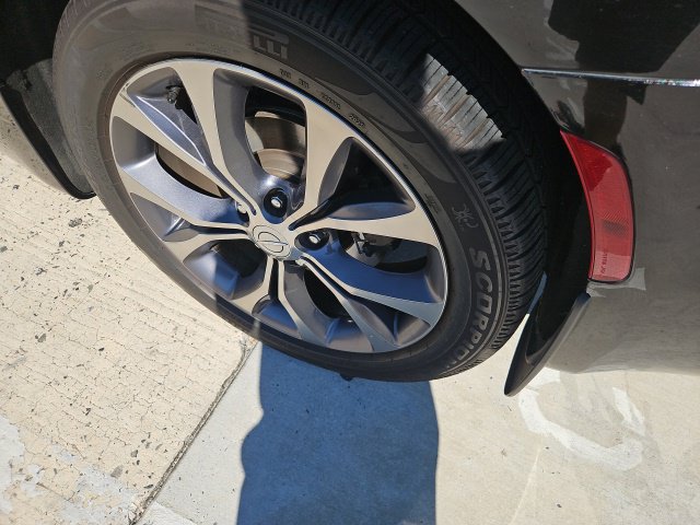 Used 2017 Chrysler Pacifica Limited FWD image 38