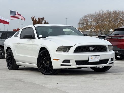 Used 2014 Ford Mustang Coupe image 2