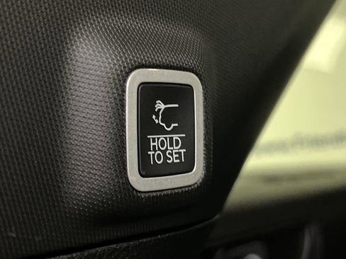 Used 2025 Jeep Grand Cherokee Limited image 9