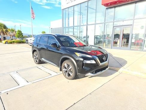 Used 2023 Nissan Rogue Platinum FWD image 2