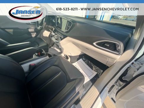 Used 2024 Chrysler Pacifica Touring-L image 28